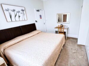 Room 5 - King size or twin bed